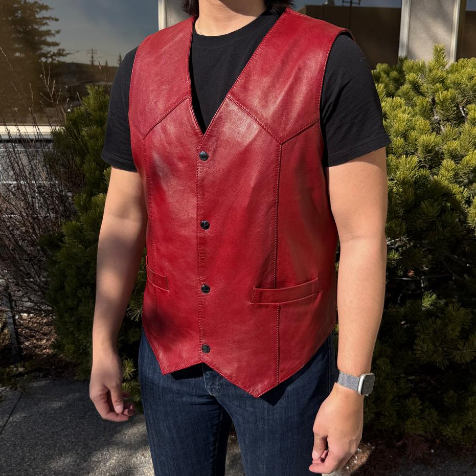 Gilet homme en cuir de mouton. Fermeture à pression et poches avant