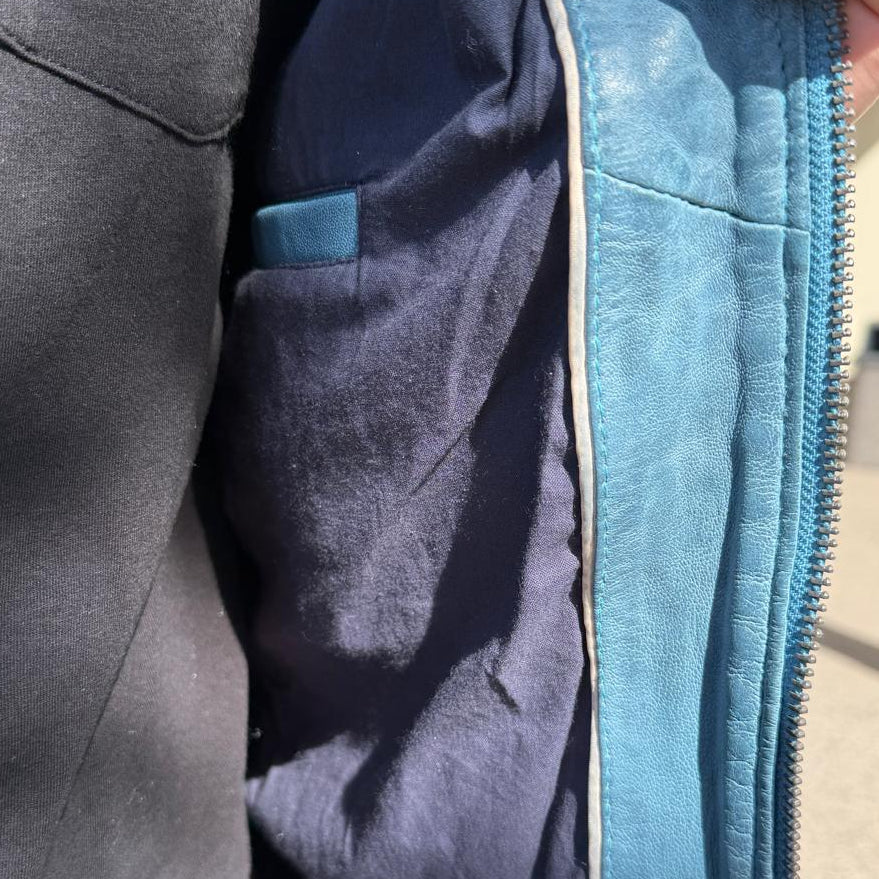 Blouson en cuir de mouton pour homme. Col officier classique avec 2 poches.