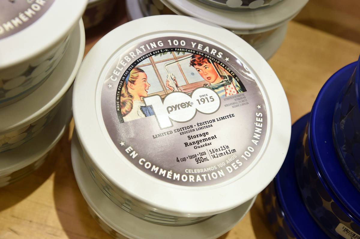 Pyrex 100 ans, 4 tasses décorées