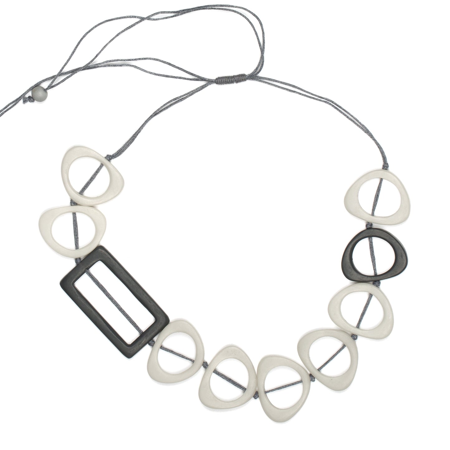 Collier rectangulaire avec pendentif en résine
