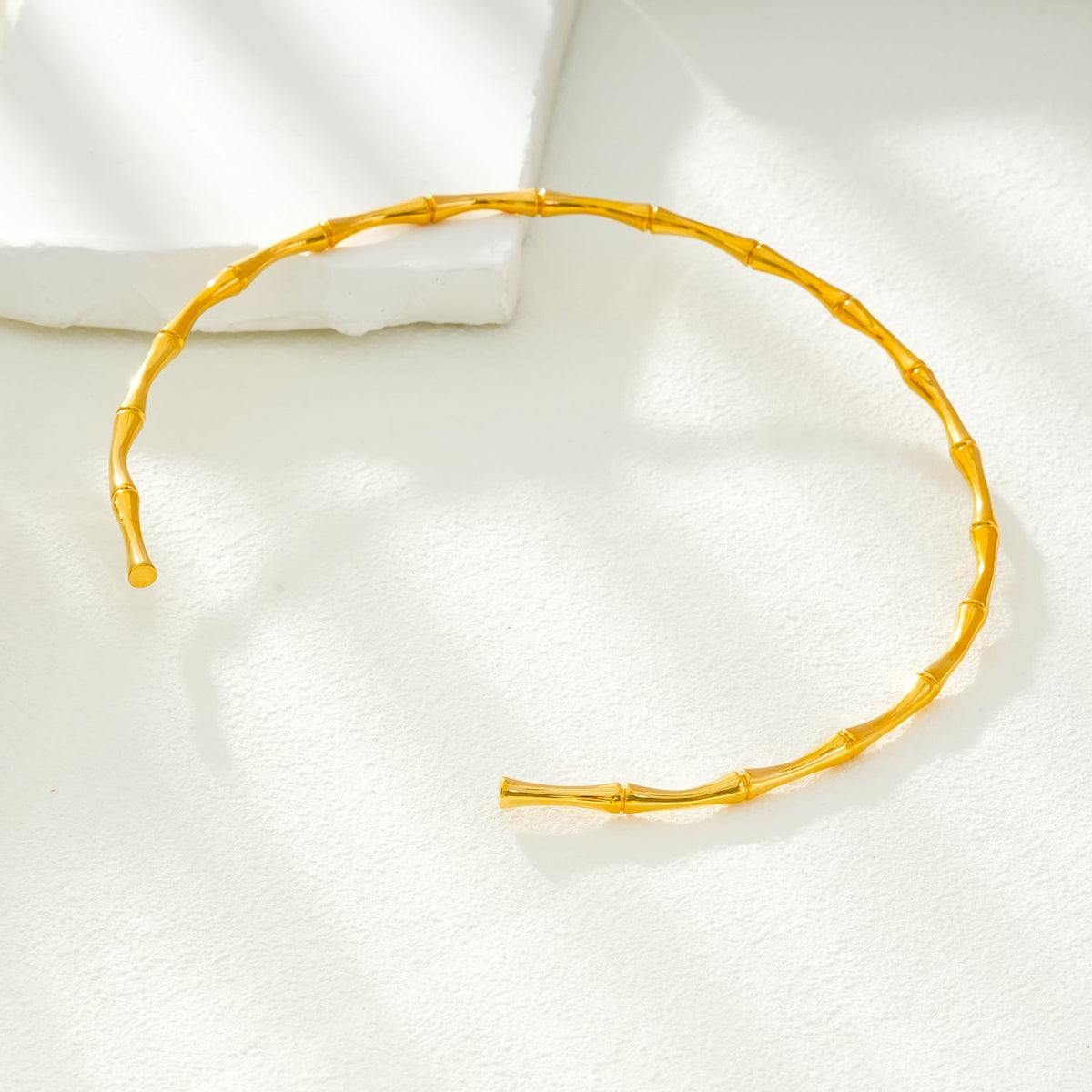 BENONI Gold: Collier ras du cou texturé bambou.