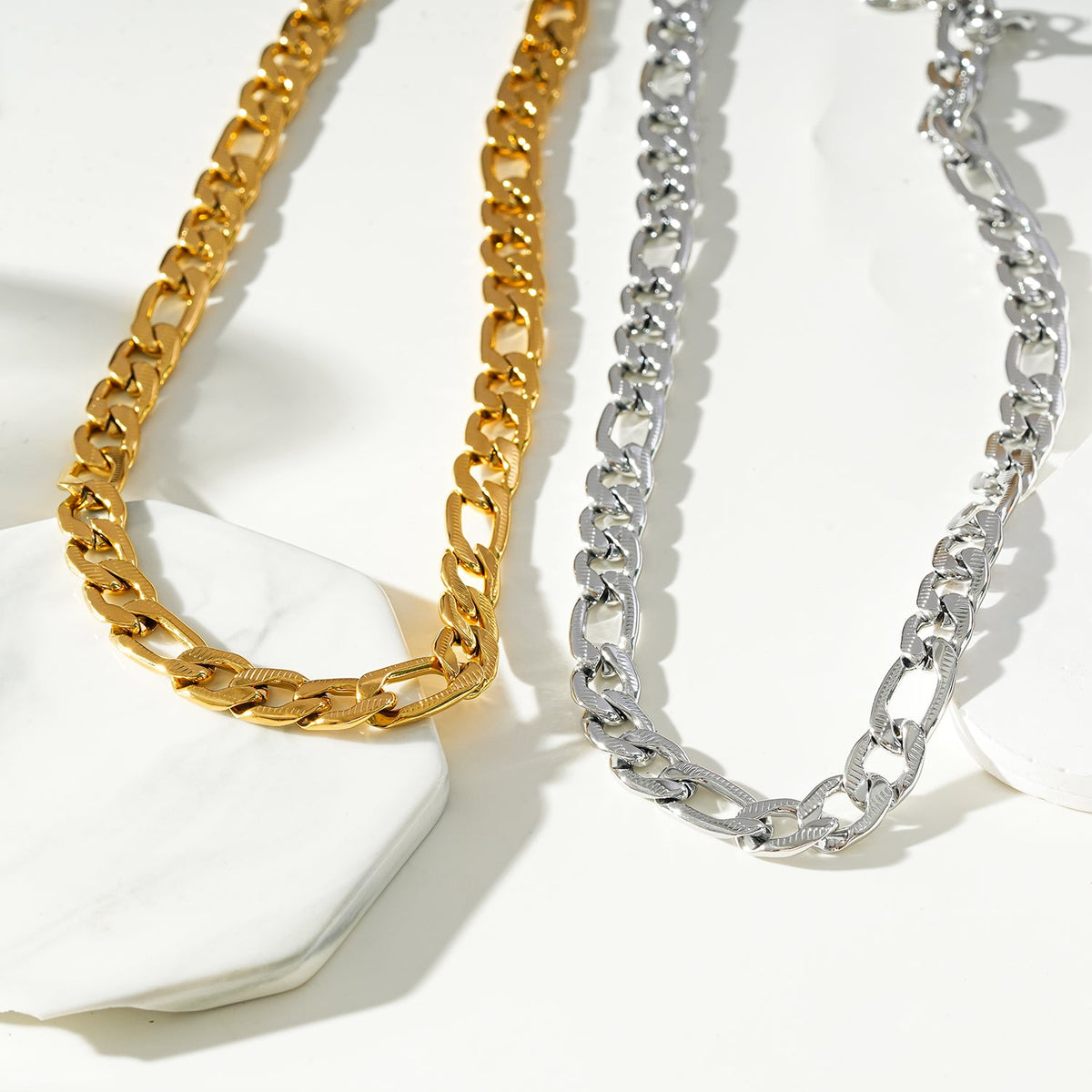 Style CHAPORA : Collier chaîne épaisse à maillons cubains texturés en or blanc (ton argenté)