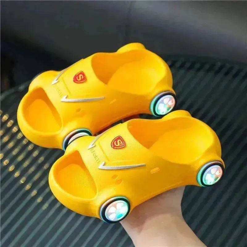 Sandales lumineuses pour enfants motif voiture de dessin animé : Chaussures de plage lumineuses antidérapantes