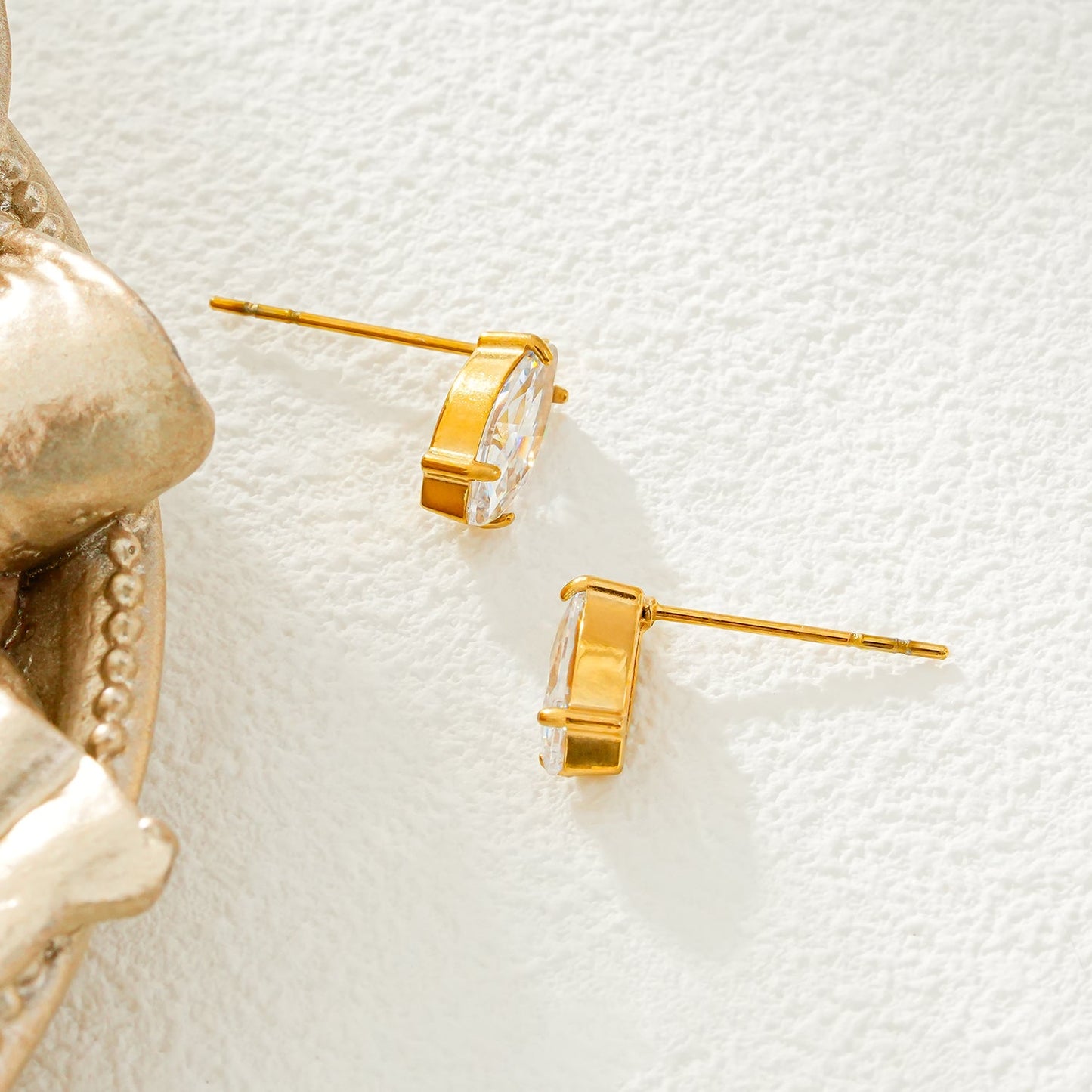 NUIT PARIS Or : Boucles d'oreilles clous marquise en zircone pavé – Un hommage étincelant à la Ville Lumière