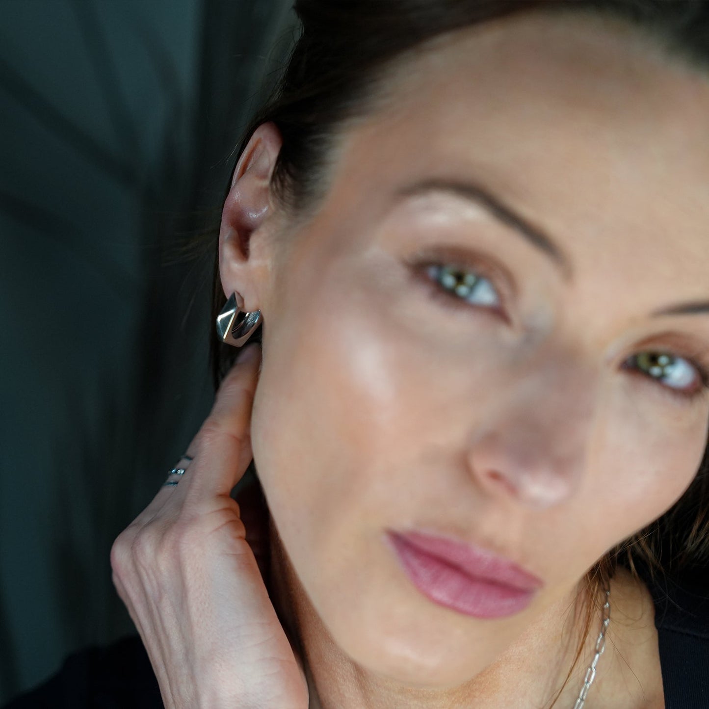 Style PERIDO Argenté (Or Blanc) : Boucles d'Oreilles Créoles Géométriques Style Art Déco