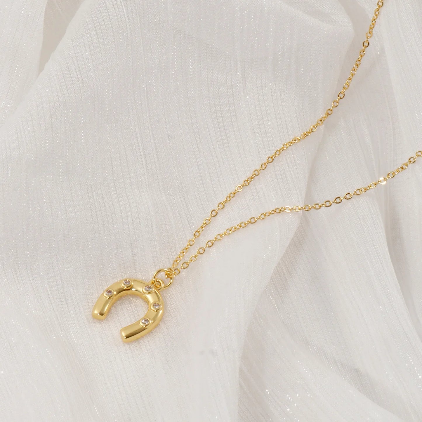 1 Collier à breloques élégant en forme de fer à cheval porte-bonheur en laiton plaqué or 18 carats pour femme