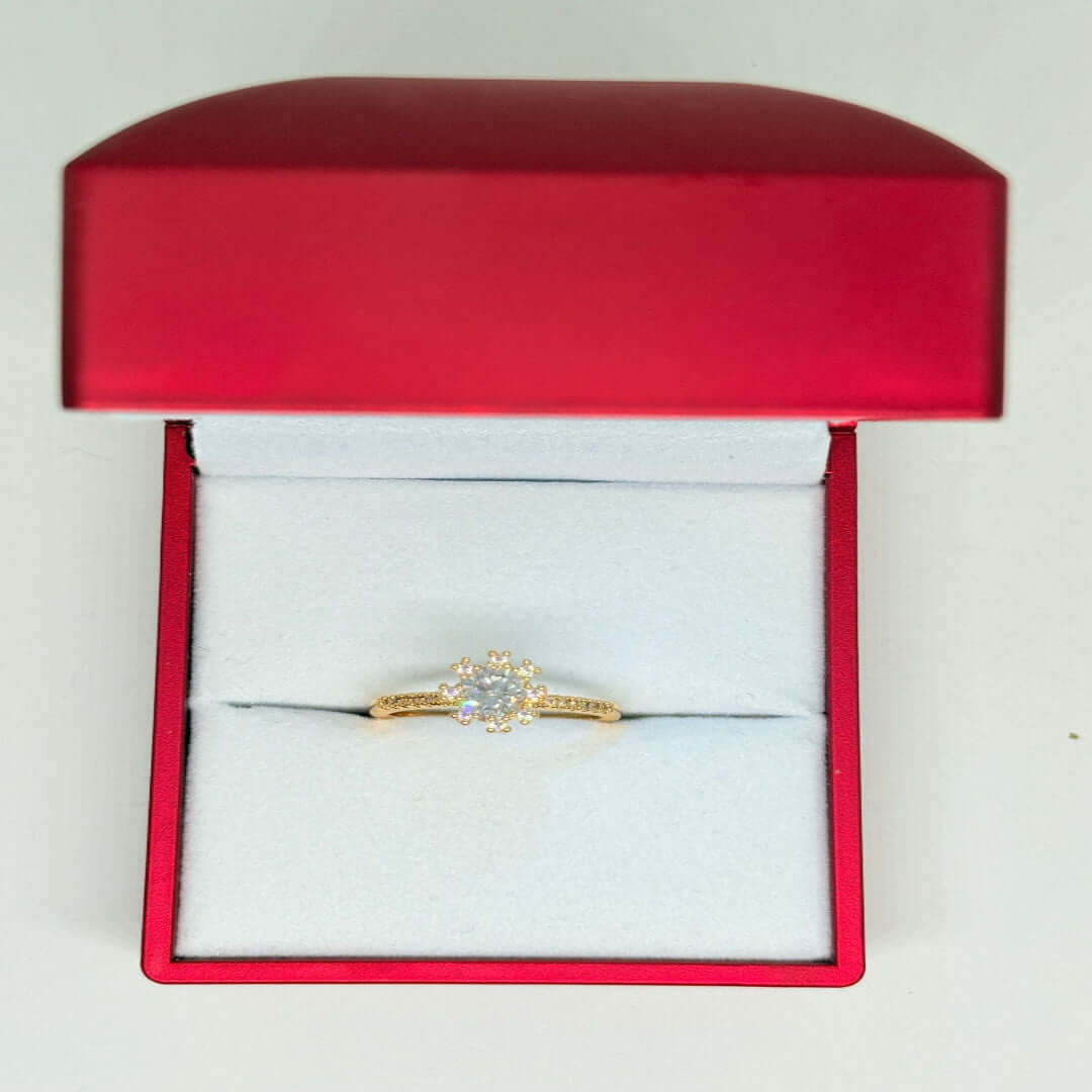 Bague en pierre claire dorée