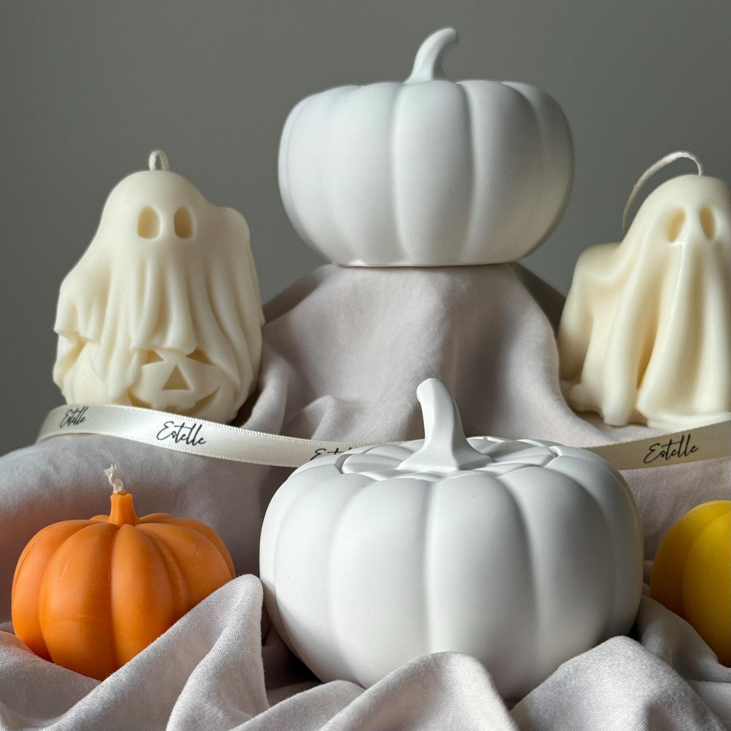 Bougie en cire de soja dans un pot citrouille : Décoration d'automne artisanale en Jesmonite