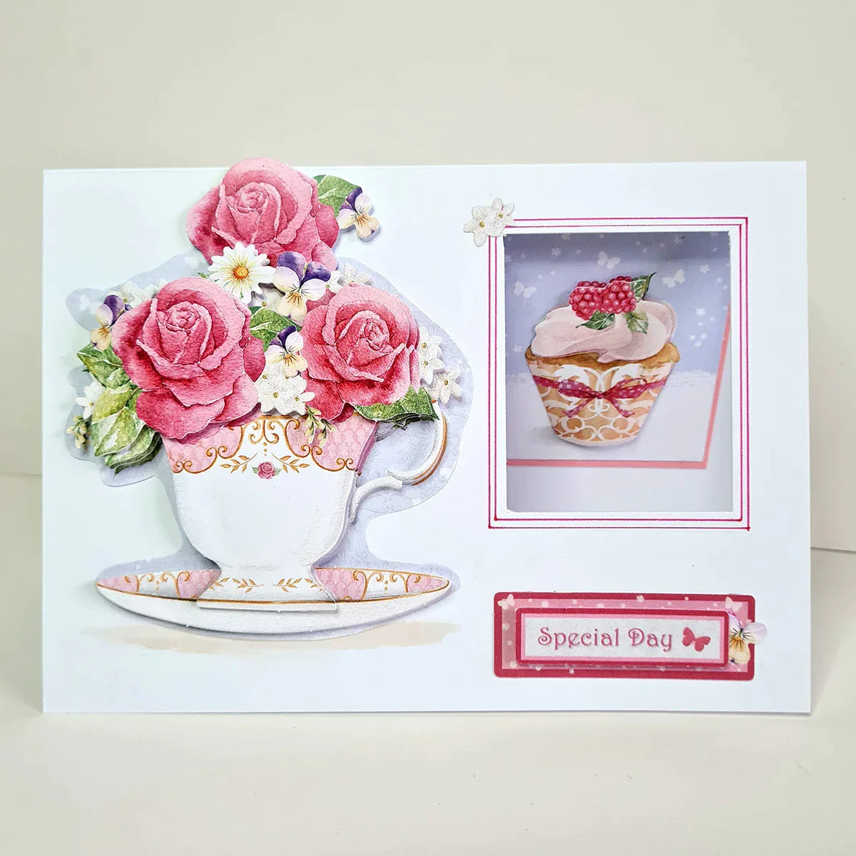 Découpage découpé à l'emporte-pièce - Gâteau d'anniversaire et fleurs (Paquet de 12)