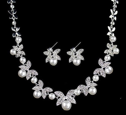 Ensemble collier et boucles d'oreilles de mariée en perles et diamants