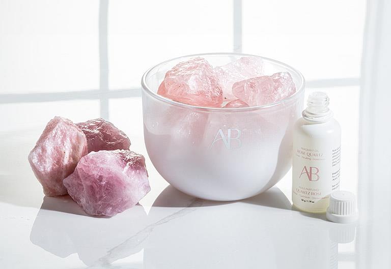 Coupe parfumée en cristal de quartz rose avec senteur Bois de Santal et Amour Nourrissant par Aromabotanical