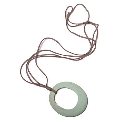 Pendentif ovale simple sur suède