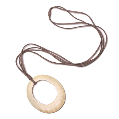 Pendentif ovale simple sur suède