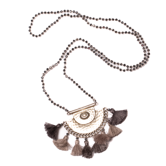 Long collier en cristal avec pendentif en métal martelé