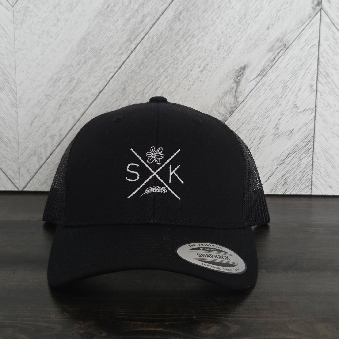 Casquette de camionneur rétro brodée Sask X | Chapeau Saskatchewan