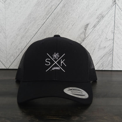 Casquette de camionneur rétro brodée Sask X | Chapeau Saskatchewan