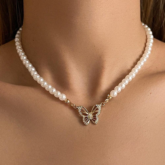 Collier de perles pendentif papillon en strass