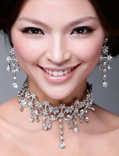 Collier de mariée avec pierres rouges