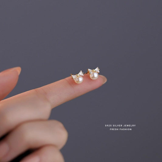 Boucles d'oreilles clous perlées et nœud élégant
