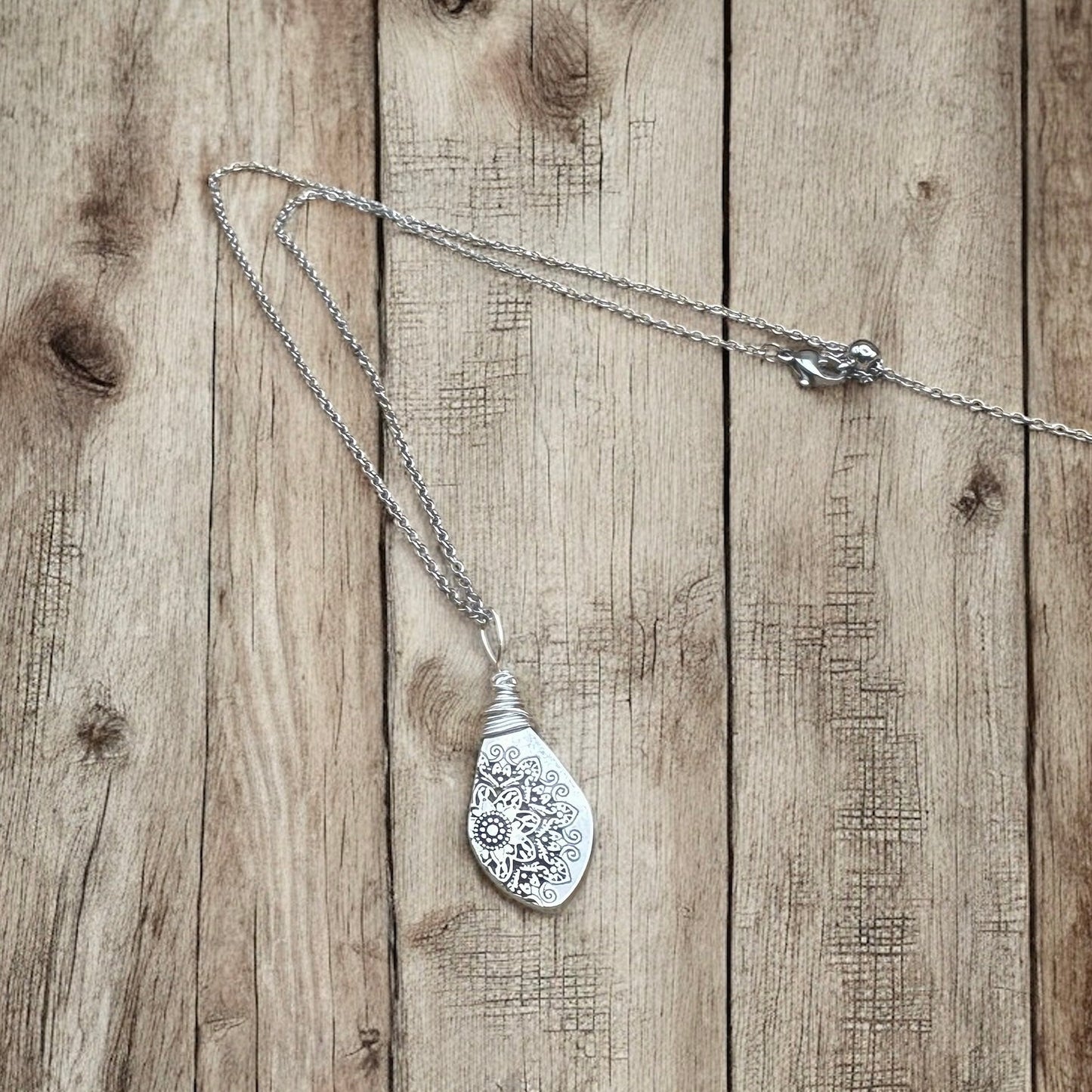 Collier Mandara en fil enroulé