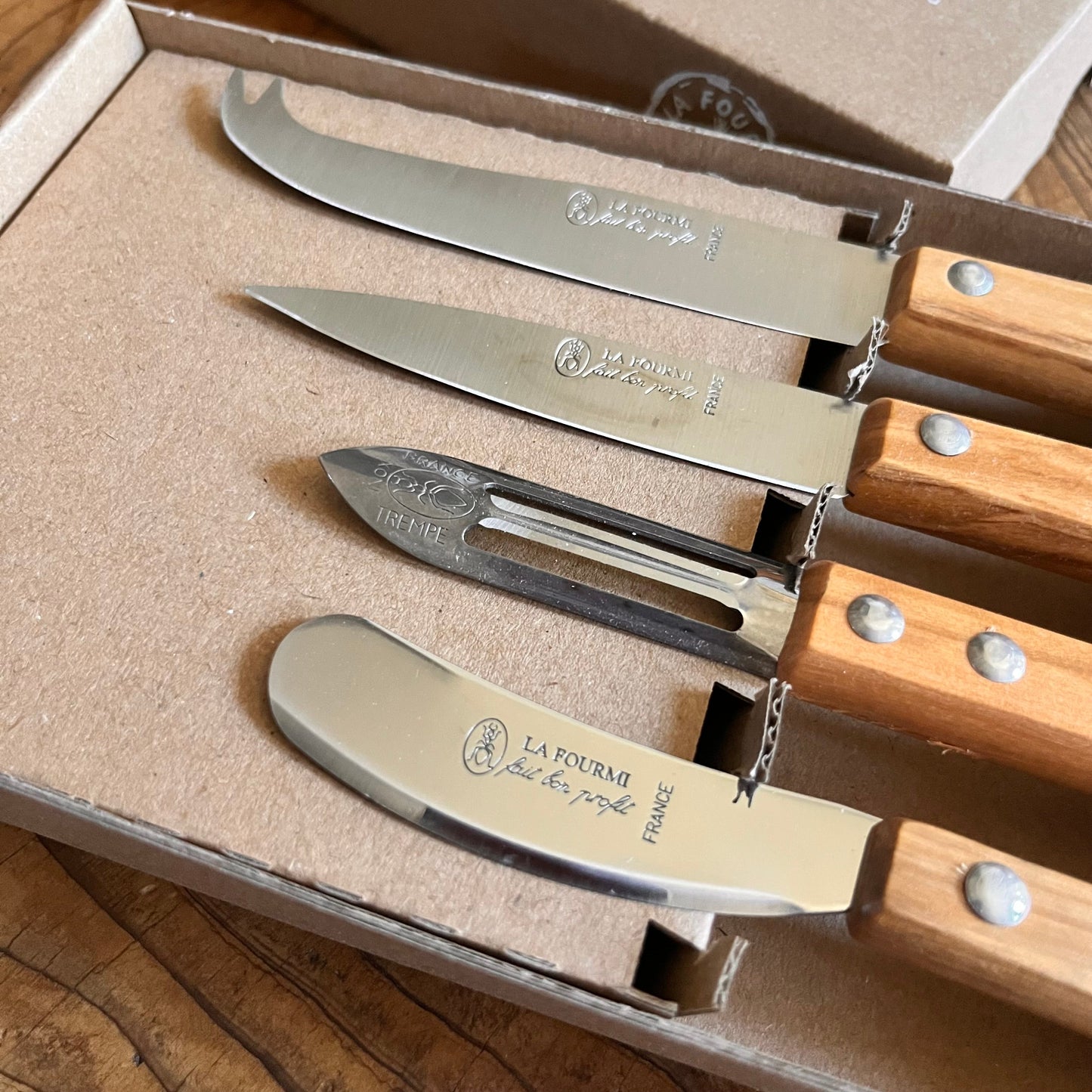 Set of 4 Kitchen Knives in Olive Wood "Coffret Cheftaine"