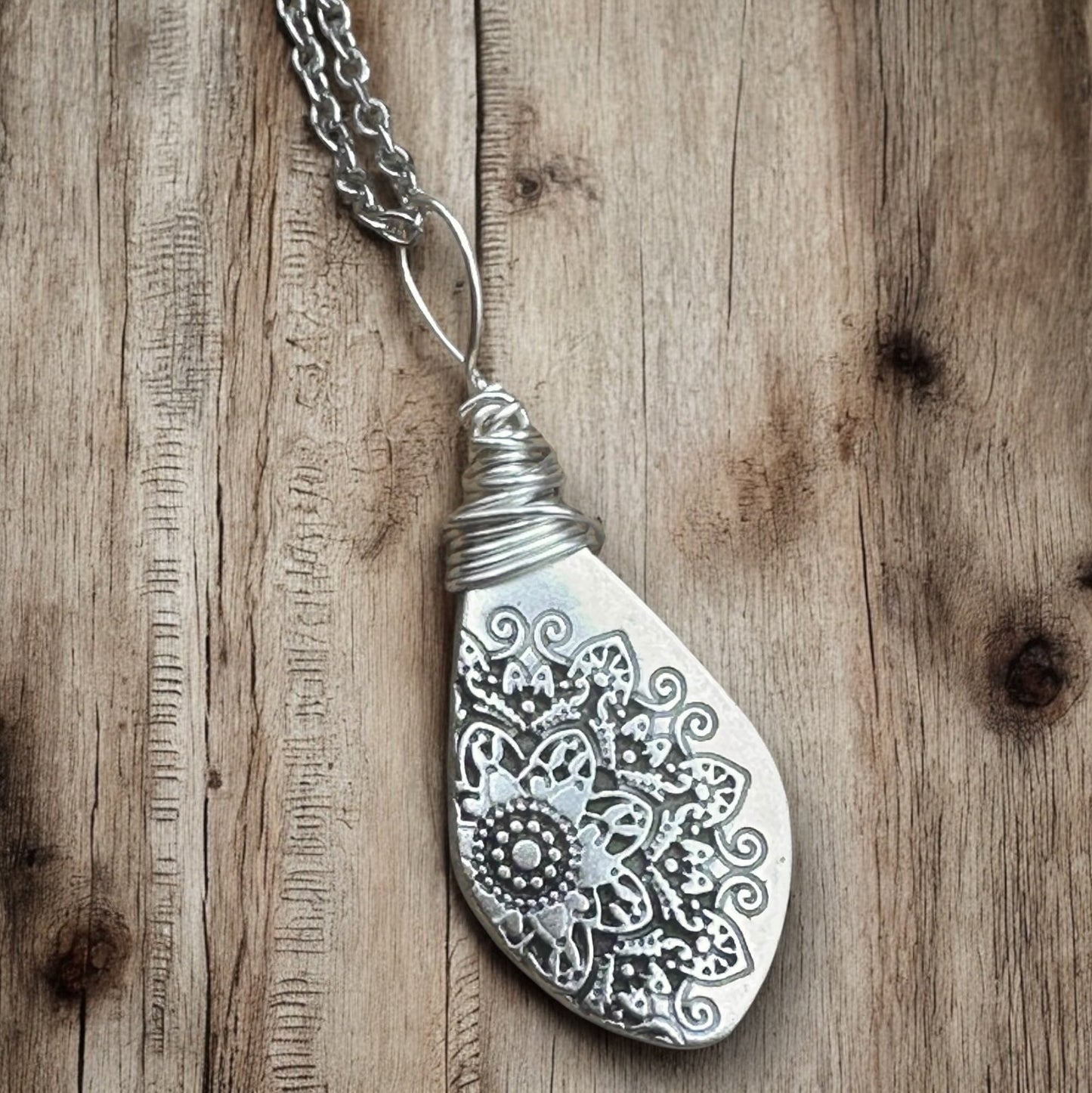 Collier Mandara en fil enroulé