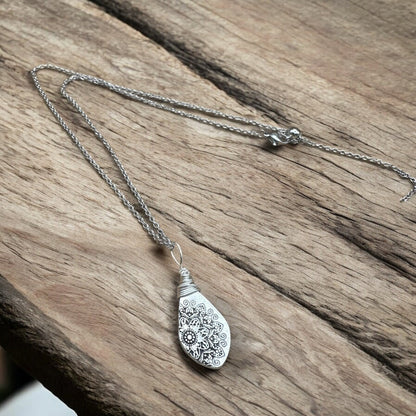 Collier Mandara en fil enroulé