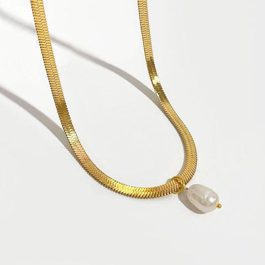 Collier large et plat serpent avec perle