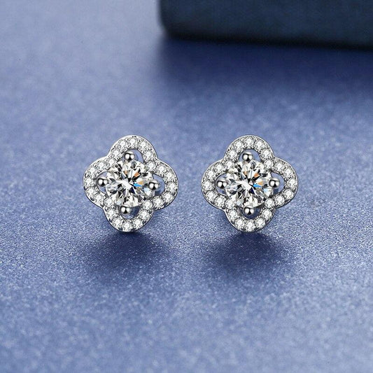 Puces d'oreilles trèfle à quatre feuilles en moissanite