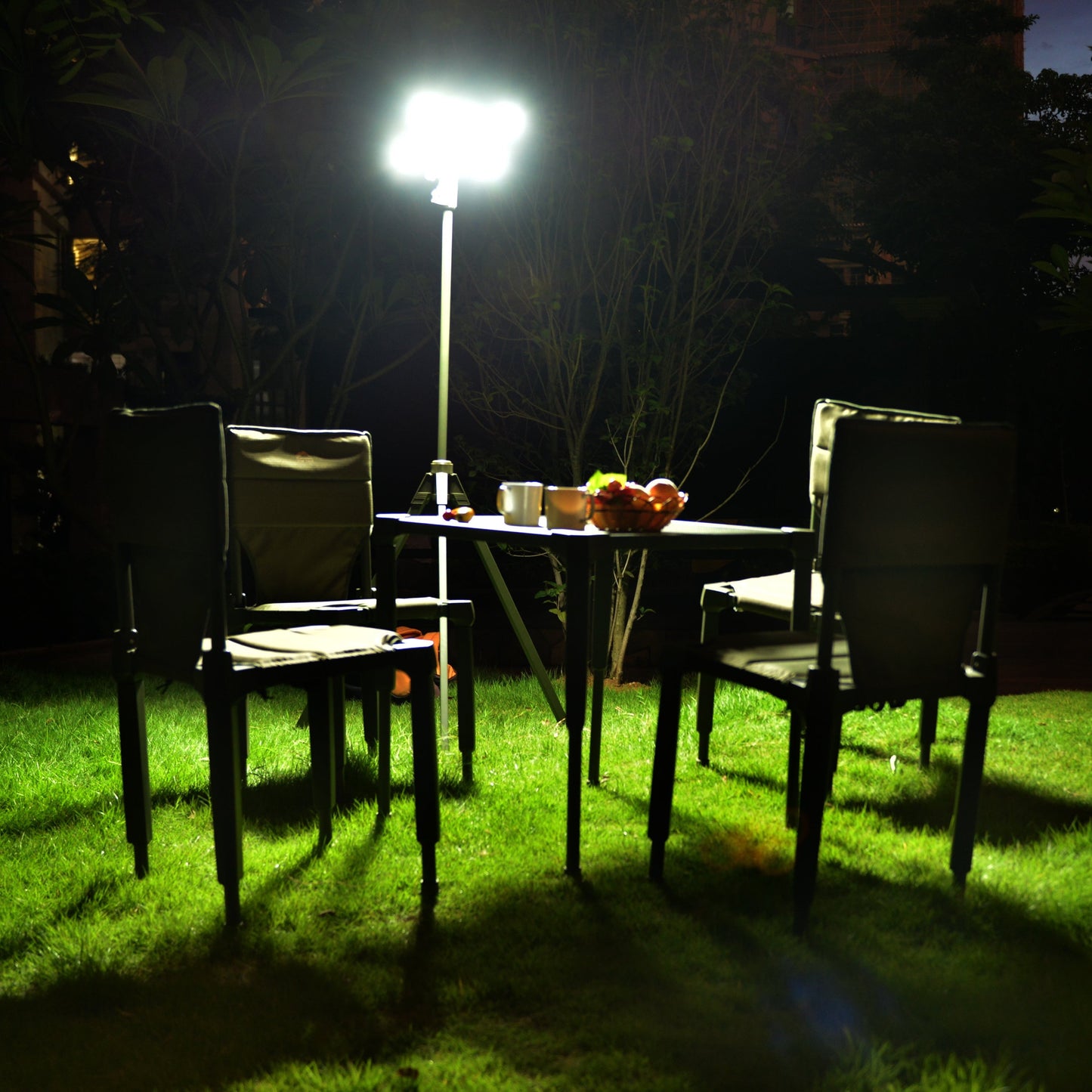 TRU De-LIGHT WHITENIGHT Projecteur LED Solaire / Secteur / DC Multiusage - Lumière Principale pour Jardin, Camping + 4 Lampes Latérales Amovibles Multimodes Indépendantes / Trépied + Sac de Transport