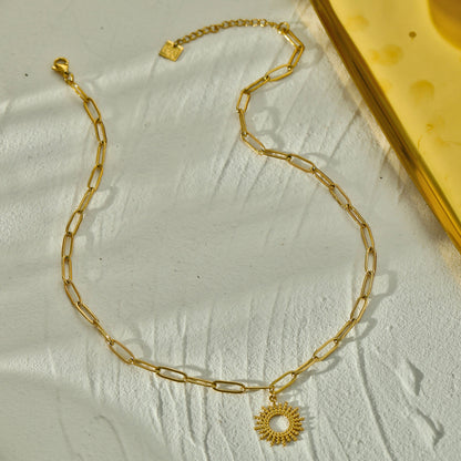 Style ABIGAIL: Contemporary Link Chain Necklace with Ornate Star Burst Pendant