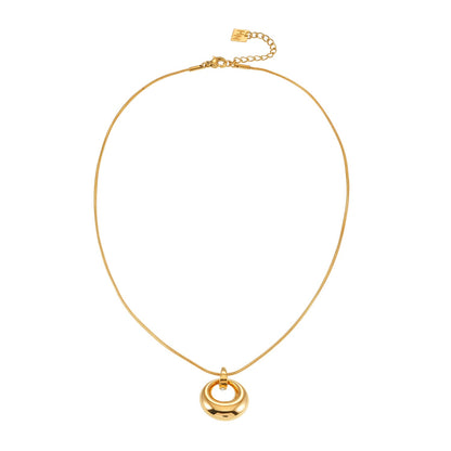 ALBASIMI : Chaîne peau de serpent avec fermoir serti d'oxydes de zirconium (CZ) et pendentif cercle asymétrique.