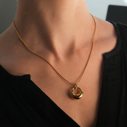ALBASIMI : Chaîne peau de serpent avec fermoir serti d'oxydes de zirconium (CZ) et pendentif cercle asymétrique.