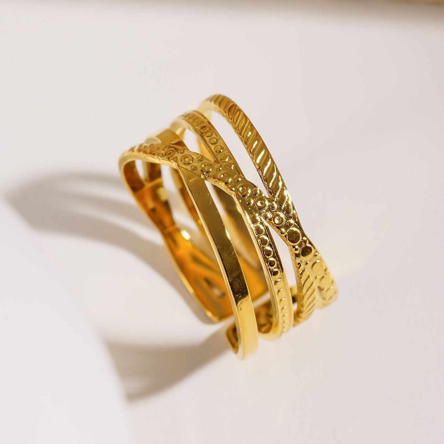 ALOIS: Bague en or texturée multicouche croisée