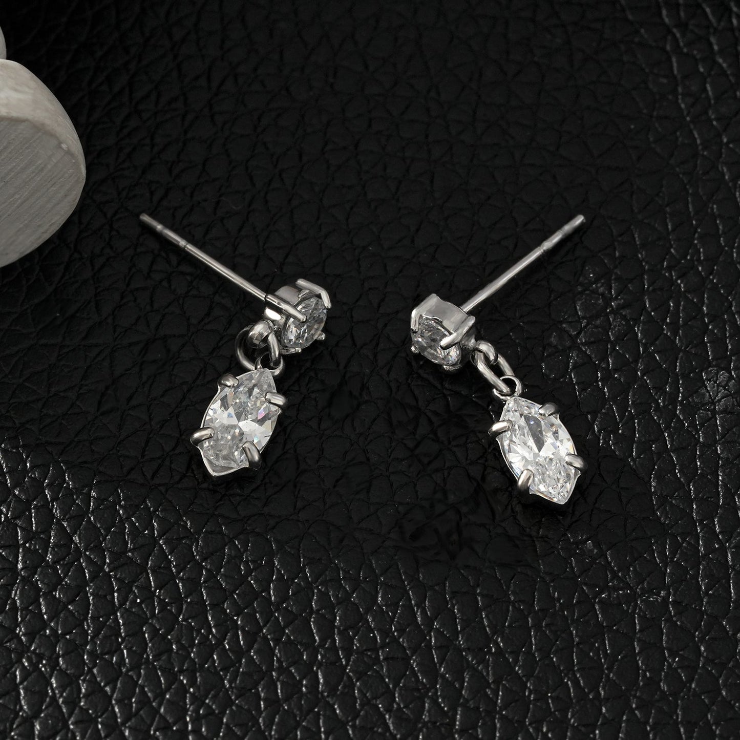 ANDALUSIA : Élégantes boucles d'oreilles pendantes en zircone (CZ) serties sur une chaîne en or blanc (ton argenté) – Un éclat intemporel pour toutes les occasions