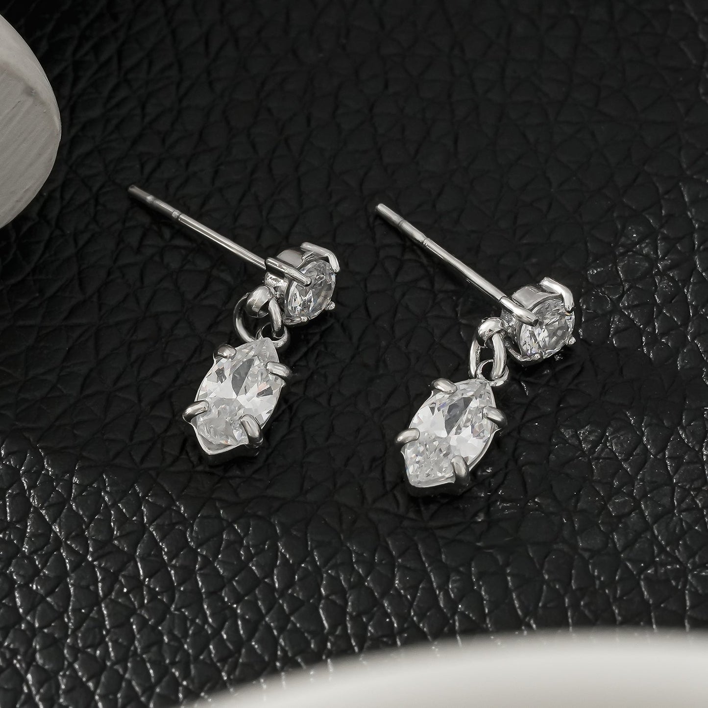 ANDALUSIA : Élégantes boucles d'oreilles pendantes en zircone (CZ) serties sur une chaîne en or blanc (ton argenté) – Un éclat intemporel pour toutes les occasions