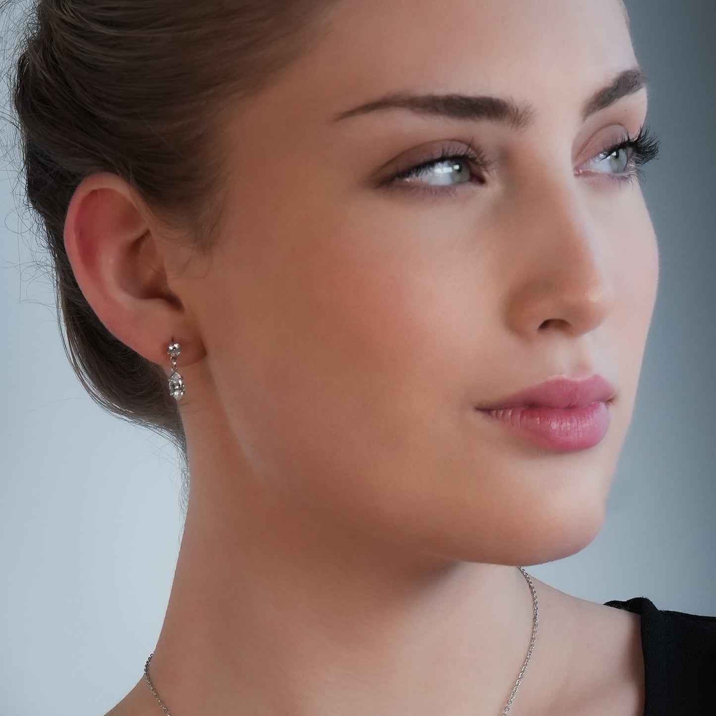 ANDALUSIA : Élégantes boucles d'oreilles pendantes en zircone (CZ) serties sur une chaîne en or blanc (ton argenté) – Un éclat intemporel pour toutes les occasions