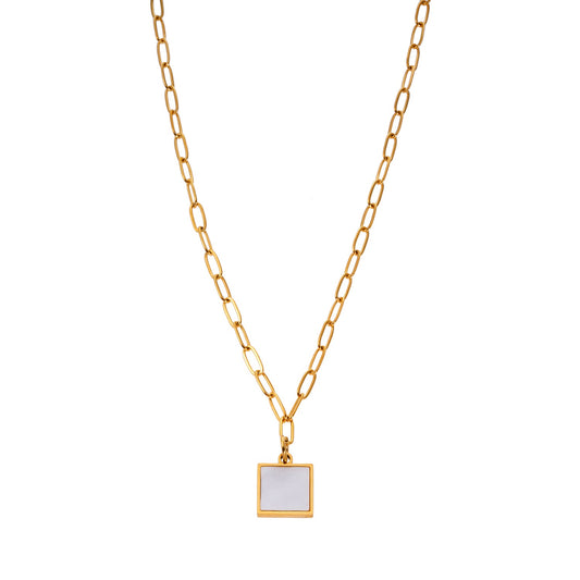 Style ANNABELLA : Pendentif carré minimaliste en métal et coquillage sur une chaîne trombone.