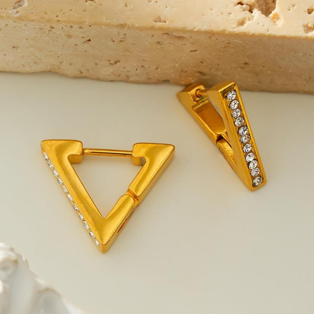 BACALAR Or : Boucles d'oreilles créoles triangulaires serties de pierres d'oxyde de zirconium (CZ)