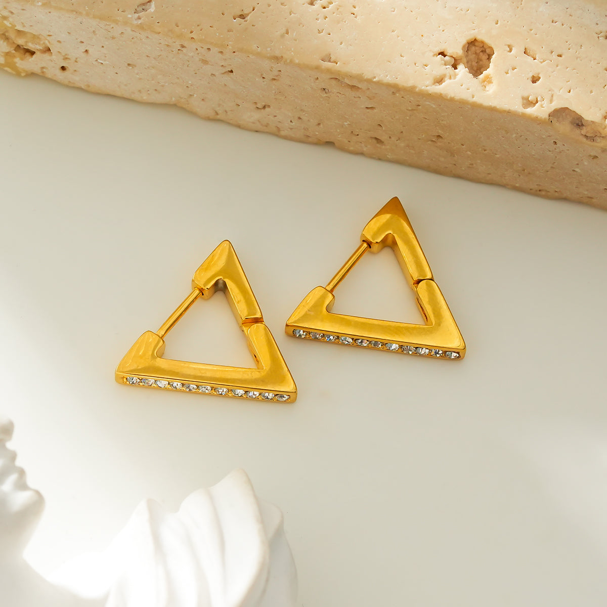 BACALAR Or : Boucles d'oreilles créoles triangulaires serties de pierres d'oxyde de zirconium (CZ)