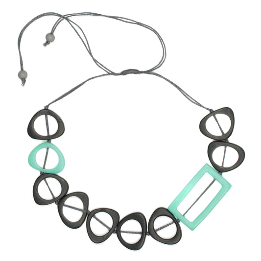 Collier rectangulaire avec pendentif en résine
