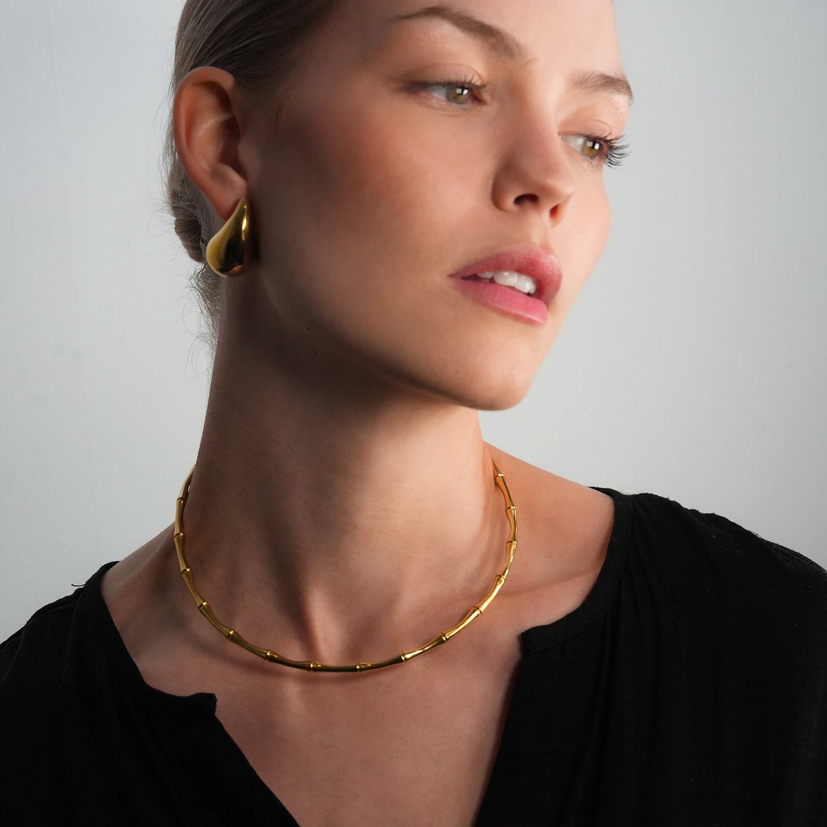 BENONI Gold: Collier ras du cou texturé bambou.
