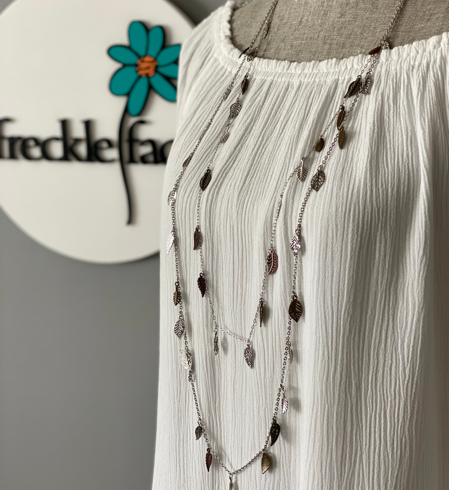 Collier Feuille Cascade – Longue chaîne à superposition avec feuilles en argent et métaux mélangés en cascade