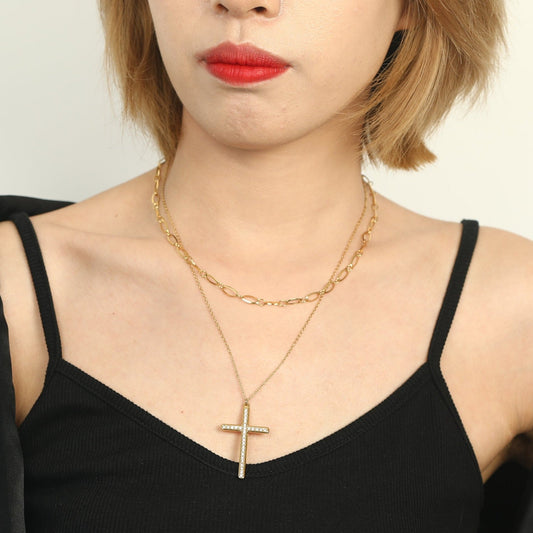 CAMILA : Collier à double chaîne avec un pendentif croix classique incrusté de zircone