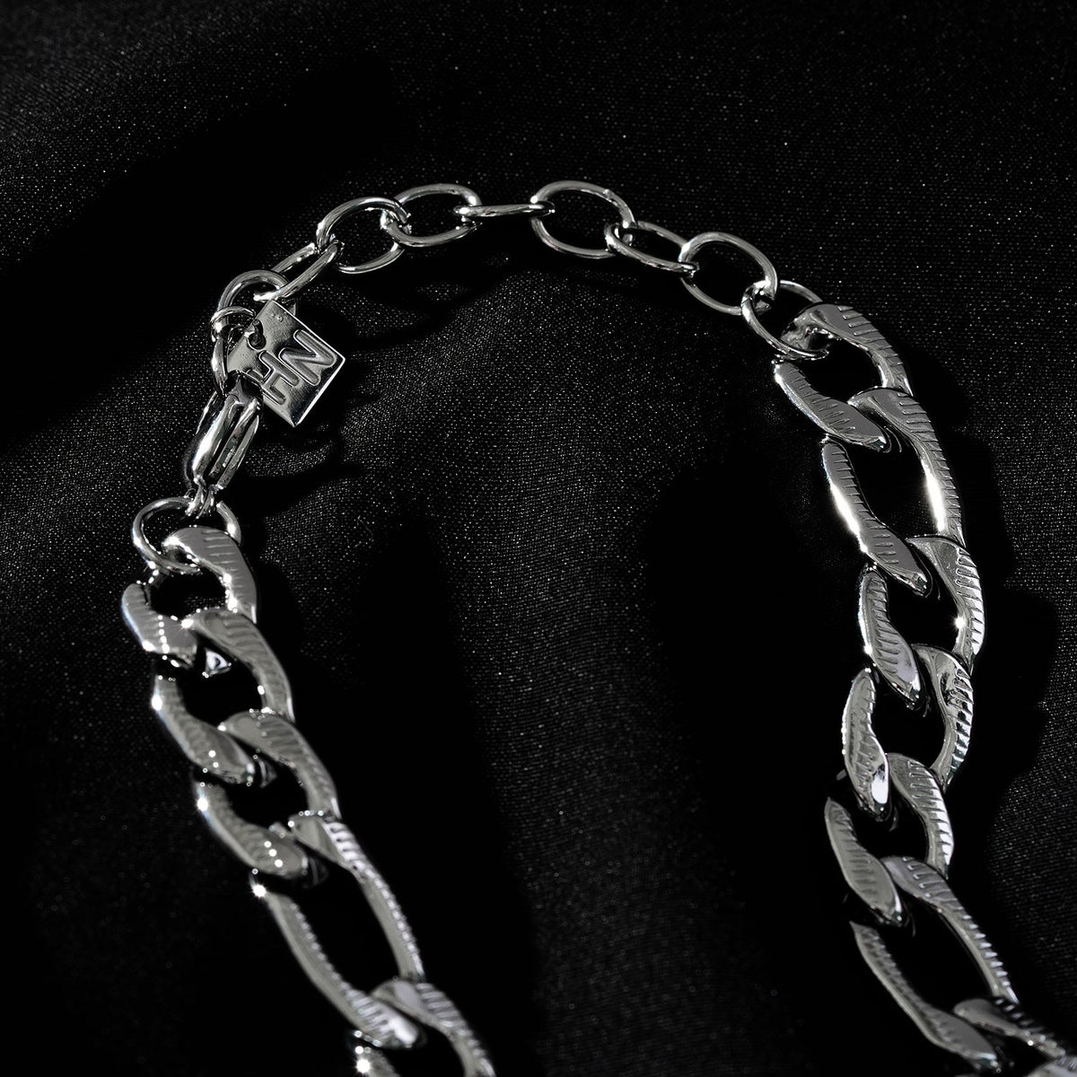 Style CHAPORA : Collier chaîne épaisse à maillons cubains texturés en or blanc (ton argenté)