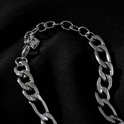 Style CHAPORA : Collier chaîne épaisse à maillons cubains texturés en or blanc (ton argenté)