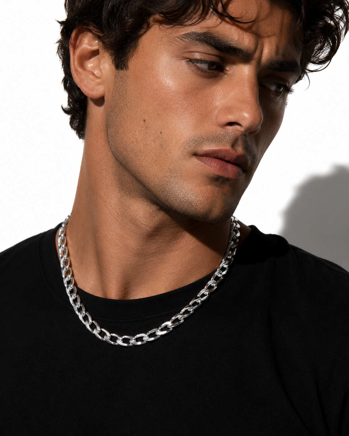 Style CHAPORA : Collier chaîne épaisse à maillons cubains texturés en or blanc (ton argenté)