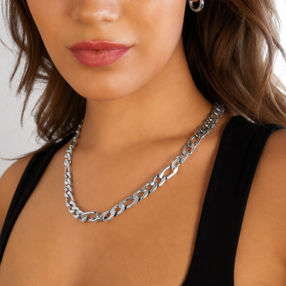 Style CHAPORA : Collier chaîne épaisse à maillons cubains texturés en or blanc (ton argenté)