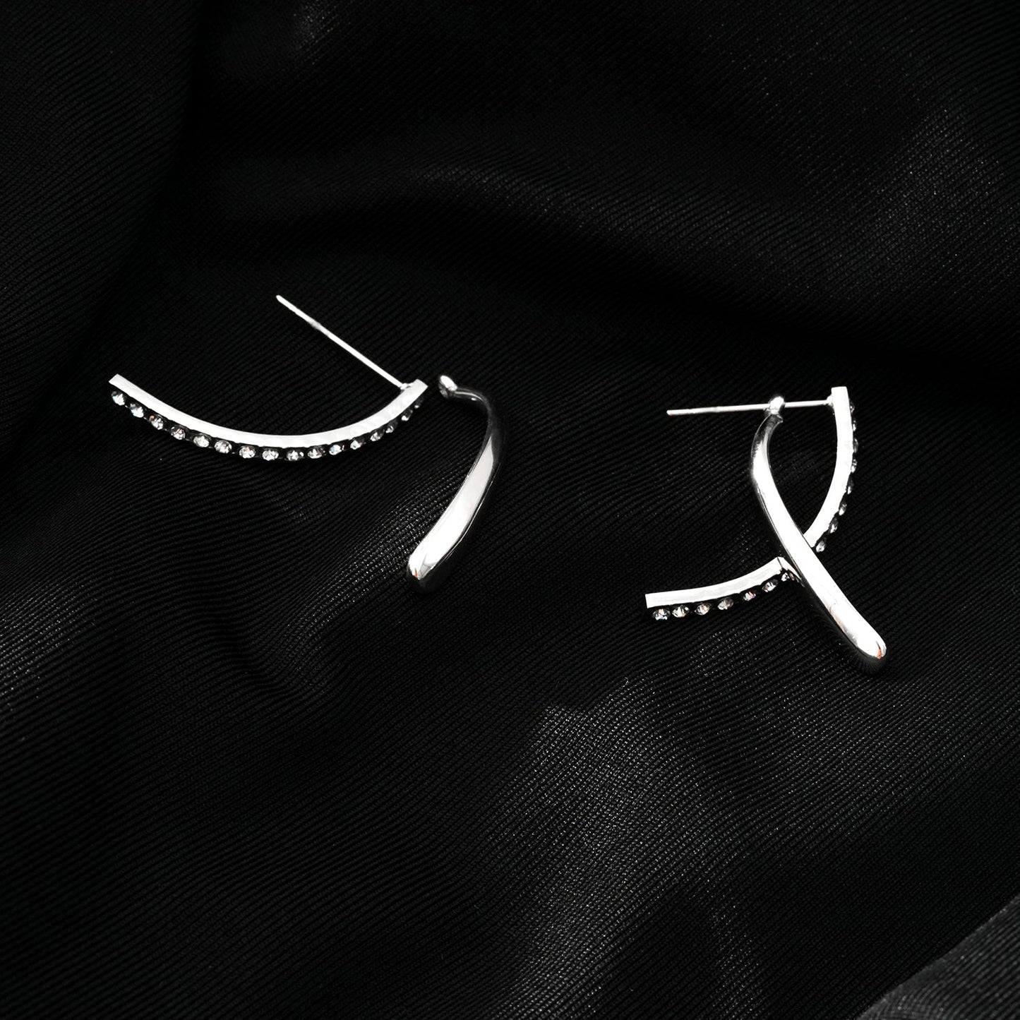 CREEDA Or Blanc (Tonalité Argentée) : Boucles d'Oreilles Créoles Détachables de Forme Avant-Gardiste avec Pierres en Zirconium