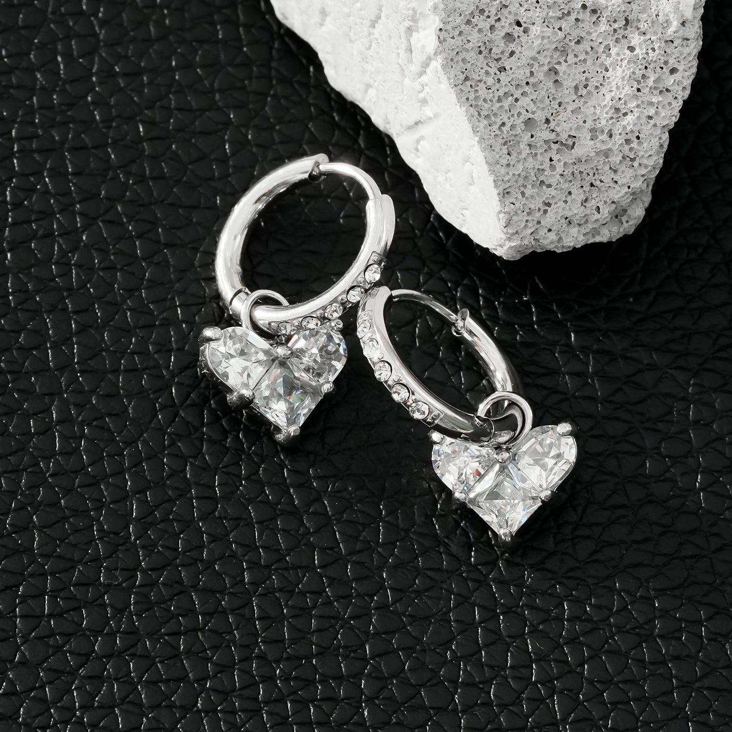 CREEDA Or Blanc (Tonalité Argentée) : Créoles Incrustées de Zirconium Style Vintage avec Pendentif Cœur en Moissanite